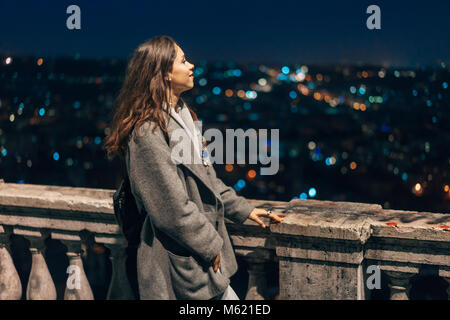 Schöne Mädchen auf dem Hintergrund der Nacht Stadt Stockfoto