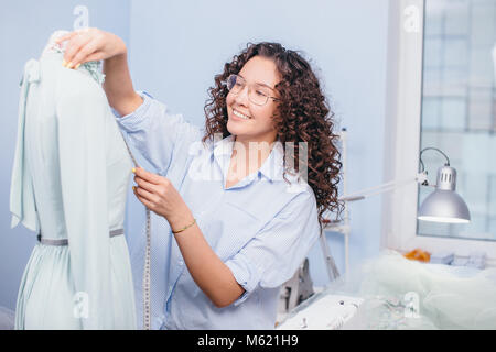 Prozess der Messungen. Gestaltung von Kleid Stockfoto