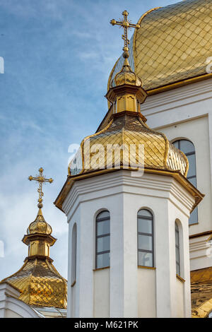 Vergoldeten Kuppeln der Christlich-orthodoxen Kirche auf dem Hintergrund des blauen Himmels Stockfoto