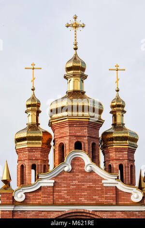 Vergoldeten Kuppeln der Christlich-orthodoxen Kirche auf dem Hintergrund des blauen Himmels Stockfoto