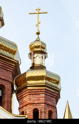 Vergoldeten Kuppeln der Christlich-orthodoxen Kirche auf dem Hintergrund des blauen Himmels Stockfoto