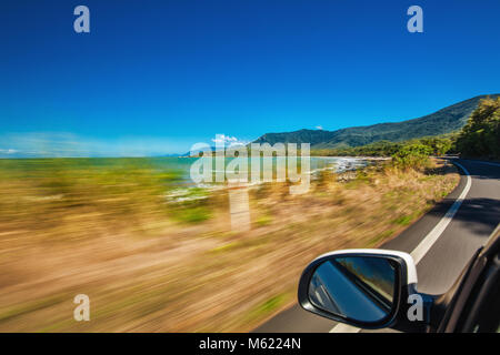 Road Trip mit Bewegungsunschärfe entlang Ellis Beach in der Nähe von Palm Cove und Cairns, Queensland, Australien Stockfoto