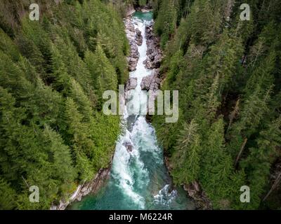 Pacific Northwest seltene Wasserfall im Wald versteckt Stockfoto