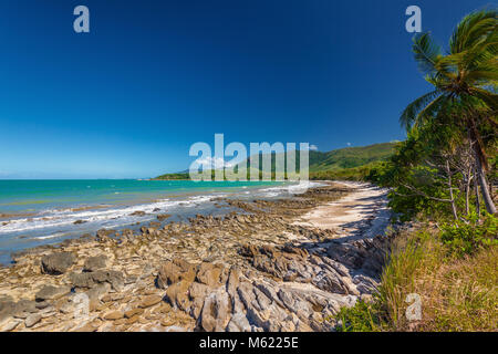 Ellis Beach mit den Felsen in der Nähe von Palm Cove, North Queensland, Australien Stockfoto