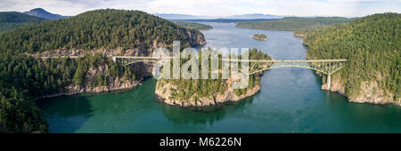Helikopterblick auf famaous Wahrzeichen Brückenbauwerk im pazifischen Nordwesten Stockfoto