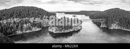 Panorama in Schwarzweiß der Pazifischen Nordwesten Wahrzeichen Brücke über dem Puget Sound Stockfoto