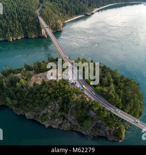 Ansicht von oben an der Küste Insel Brücke über den Ozean im pazifischen Nordwesten Stockfoto
