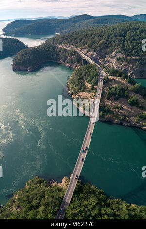 Helikopterblick auf weltberühmten Pacific Northwest Brücke über Inseln im Puget Sound Stockfoto