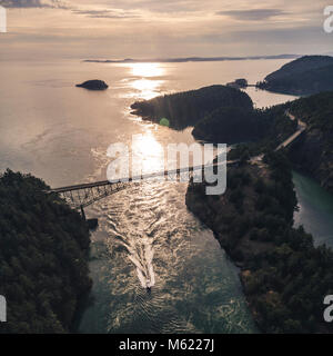 Helciopter Blick auf Deception Pass Bridge golden hour mit bunten Insel Kontrast Stockfoto