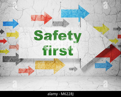 Datenschutz Konzept: Pfeil mit Sicherheit zuerst auf grunge Wand Hintergrund Stockfoto