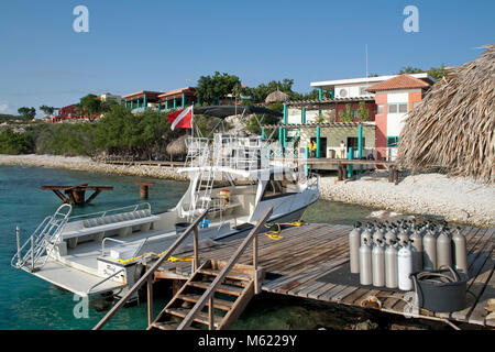 Tauchen Boot am Pier von Habitat Curacao Resort, Curacao, Niederländische Antillen, Karibik Stockfoto