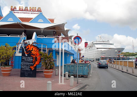 Kreuzfahrtschiff Sint Anna Baai, Stadtteil Otrobanda, Willemstad, Curacao, Niederländische Antillen, Karibik Stockfoto