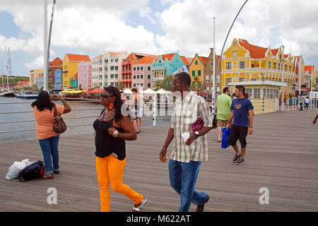 Menschen auf der Brücke Königin Emma, hinter dem Handel Arcade, bunte Reihe der Häuser, Willemstad, Curacao, Niederländische Antillen, Karibik, Karibik Stockfoto