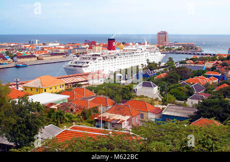 Cruise Liner in Willemstad, links Punda, rechte Seite Stadtteil Otrobanda, Sint Anna Baai, Otrobanda, Willemstad, Curacao, Niederländische Antillen, Karibik Stockfoto