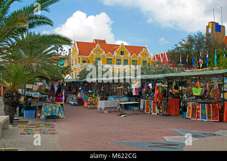 Souvenirstände im Waterfront von punda Bezirk, hinter dem Punha Bau und Handel Arcade, Willemstad, Curacao, Niederländische Antillen, Karibik Stockfoto