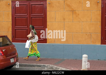 Lokale Frau entlang der kolonialen Häuser, Punda, Willemstad, Curacao, Niederländische Antillen, Karibik Stockfoto