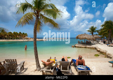 Die Menschen Baden und Sonnen am idyllischen Strand von Lions Dive Resort, Curacao, Niederländische Antillen, Karibik, Karibik Stockfoto