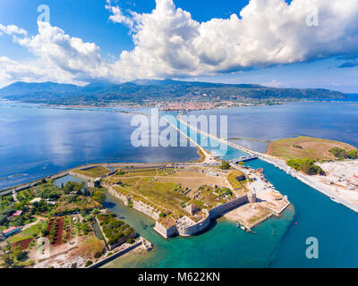 Luftaufnahme über Lefkada Festung und rotierende schwebende Hängebrücke am Eingang der wichtigste Hafen Kanal Stockfoto