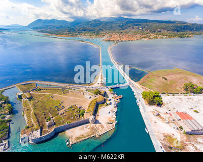 Lefkada Hafen Hauptkanal und schwebenden beweglicher Brücke brids Eye View Stockfoto