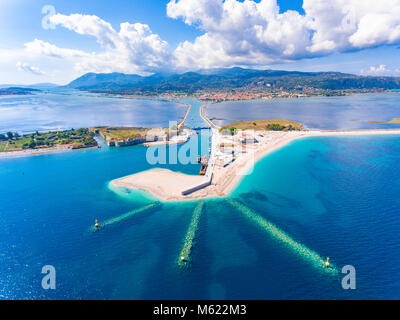 Eingang zum Lefkada Hafen und Strand Birds Eye View in Lefkada Insel Griechenland Stockfoto
