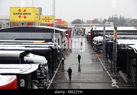 Schnee fällt vor Tag drei vor der Saison auf dem Circuit de Barcelona-Catalunya, Barcelona. Stockfoto