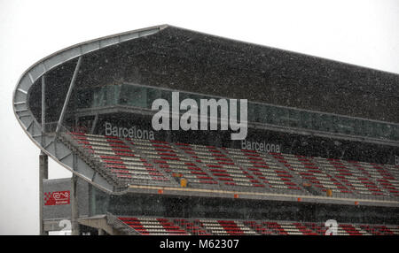 Schnee fällt vor Tag drei vor der Saison auf dem Circuit de Barcelona-Catalunya, Barcelona. Stockfoto