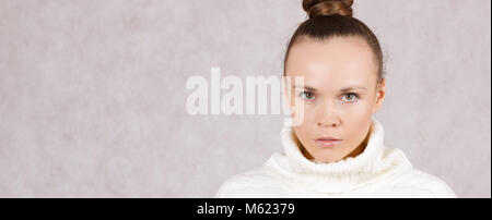 Junge kaukasier Dame zwischen 30 und 40 Jahren in einem gestrickten Pullover angezogen. Nahaufnahme Stockfoto