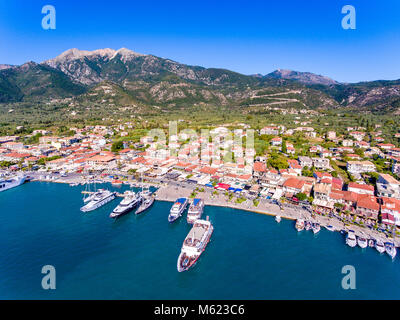 Nidri Stadt in Lefkada Insel Griechenland, die zweitgrößte Stadt und touristische Destination auf der Insel. Luftaufnahme Stockfoto