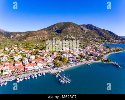 Nidri Stadt in Lefkada Insel Griechenland, die zweitgrößte Stadt und touristische Destination auf der Insel. Luftaufnahme Stockfoto