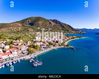 Nidri Stadt in Lefkada Insel Griechenland, die zweitgrößte Stadt und touristische Destination auf der Insel. Luftaufnahme Stockfoto