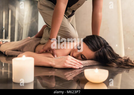 Junge Frau genießen die Akupressur Techniken der Thai Massage Stockfoto