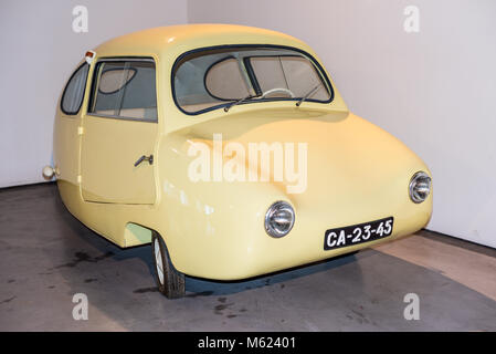 Malaga, Spanien - 7. Dezember 2016: Das Ei Fuldamobil Auto (Modell 1955) Deutschland bei Malaga Automobil- und Fashion Museum in Spanien. Stockfoto