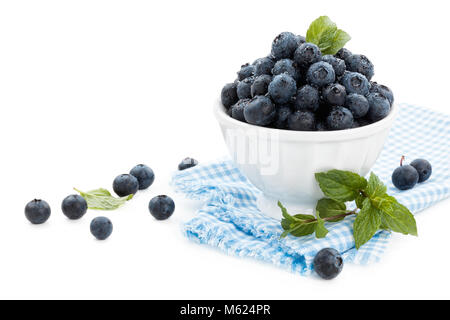 Frische Heidelbeeren und Minze. Mit Wassertropfen. Auf weissem Hintergrund. Stockfoto