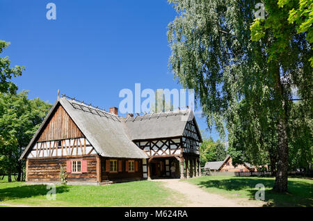 Museum der Volksarchitektur, ethnographische Park, Vintage arcade Cottage (19. c.) von Burdajny Dorf, Olsztynek, ermland - masuren Provinz, Polen, Eu Stockfoto