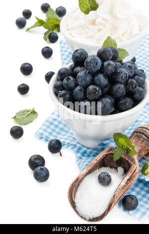 Frische Heidelbeeren und Minze. Mit Wassertropfen. Auf weissem Hintergrund. Stockfoto