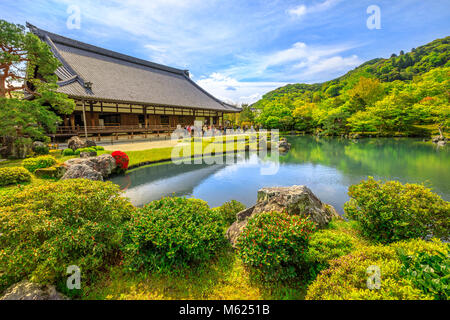 Kyoto, Japan - 27. April 2017: Hojo Hall und malerischen Sogen Garten oder Sogenchi Teien mit einem kreisförmigen Promenade um Sogen zentriert - Chi Teich in Tenryu-ji Zen Tempel in Arashiyama. Frühling. Stockfoto