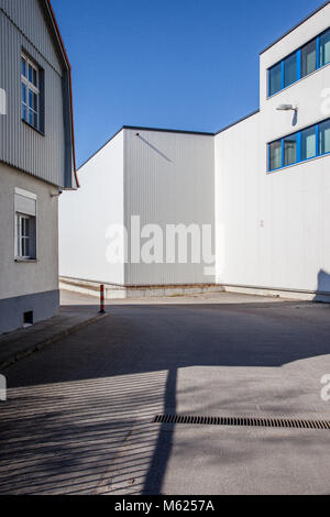 Slip-Straße zwischen einem alten und einem neuen Gebäude. Stockfoto