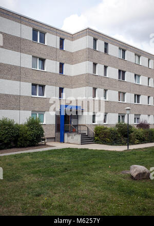 Gebäude aus vorgefertigten Betonplatten in Berlin Baumschulenweg. Stockfoto