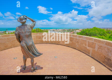 Geraldton, Australien - Dec 18, 2017: Das Warten Frau Statue an der HMAS Sydney II Memorial in Geraldton, auf dem Berg Scott mit Blick auf den Hafen der Stadt in Westaustralien. Sonnigen Tag mit blauen Himmel. Stockfoto