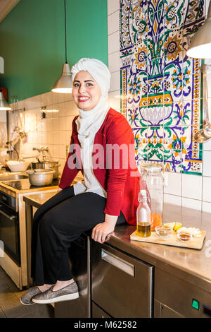 Malakeh Jazmati, syrische TV-Star einer Kochshow, Kochbuchautor, Flüchtling, leben im Exil in Berlin, Deutschland.