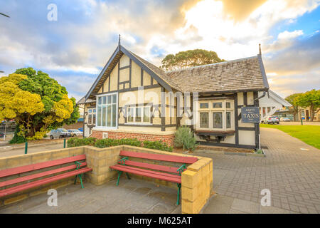 Albany, Australien - Dec 28, 2017: Frauen in Albany Rest Tierheim 1908 gebaut ist, am York Street in Albanien, Great Southern Region von Western Australia. Heute, Amity Taxi verwenden Sie diese als ein Depot. Abendlicht Stockfoto