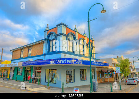 Albany, Australien - Dec 28, 2017: morande Designs für Klassische Lifestyle Kleidung auf der York Street Ecke der Schale in Albany, Western Australia, bei Sonnenuntergang. Das Gebäude ist im Jahre 1890 erbaut. Stockfoto