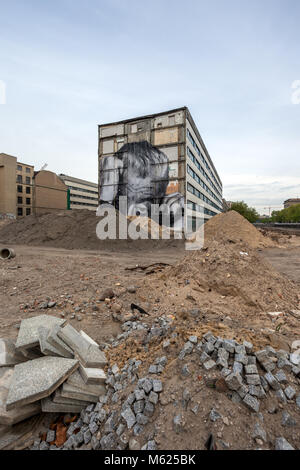 Wandbild der französischen Künstlerin JR an der Wand des ehemaligen DDR-Ministeriums für Gebäude in der Breite Straße in Berlin Mitte, Deutschland, Europa. Stockfoto