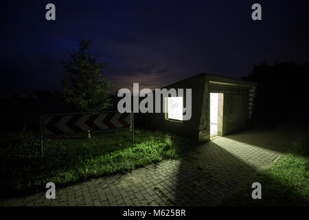 Beleuchtete Wartehalle auf dem Land in der Nacht. Carzig, Brandenburg, Deutschland, Europa. Stockfoto