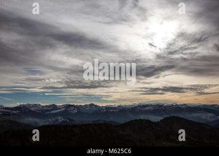 Blick vom Berg Hochgrat in den Allgäuer Alpen Richtung Süden auf eine November Tag. Bayern, Deutschland. Stockfoto