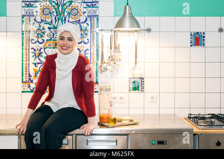 Malakeh Jazmati, syrische TV-Star einer Kochshow, Kochbuchautor, Flüchtling, leben im Exil in Berlin, Deutschland. Stockfoto