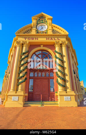 York, Australien - Dec 25, 2017: berühmte Ort York Rathaus in Avon Valley, ist eine denkmalgeschützte viktorianische und Föderation Gebäude. York ist die älteste und erste inländische Abrechnung in WA. Vertikaler Stockfoto