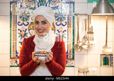 Malakeh Jazmati, syrische TV-Star einer Kochshow, Kochbuchautor, Flüchtling, leben im Exil in Berlin, Deutschland.
