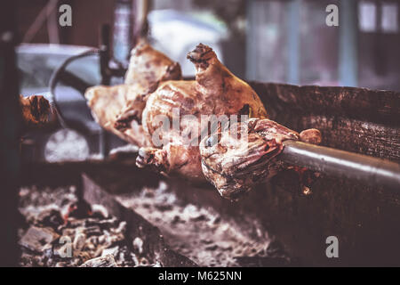 Gebratenes Lamm am Spieß. Selektiver Fokus und kleine Schärfentiefe Stockfoto