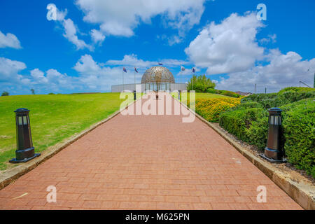 Die Kuppel der Seele der HMAS Sydney II Memorial in Geraldton, Western Australia. Sonnigen Tag mit blauen Himmel. In Geraldton. Stockfoto